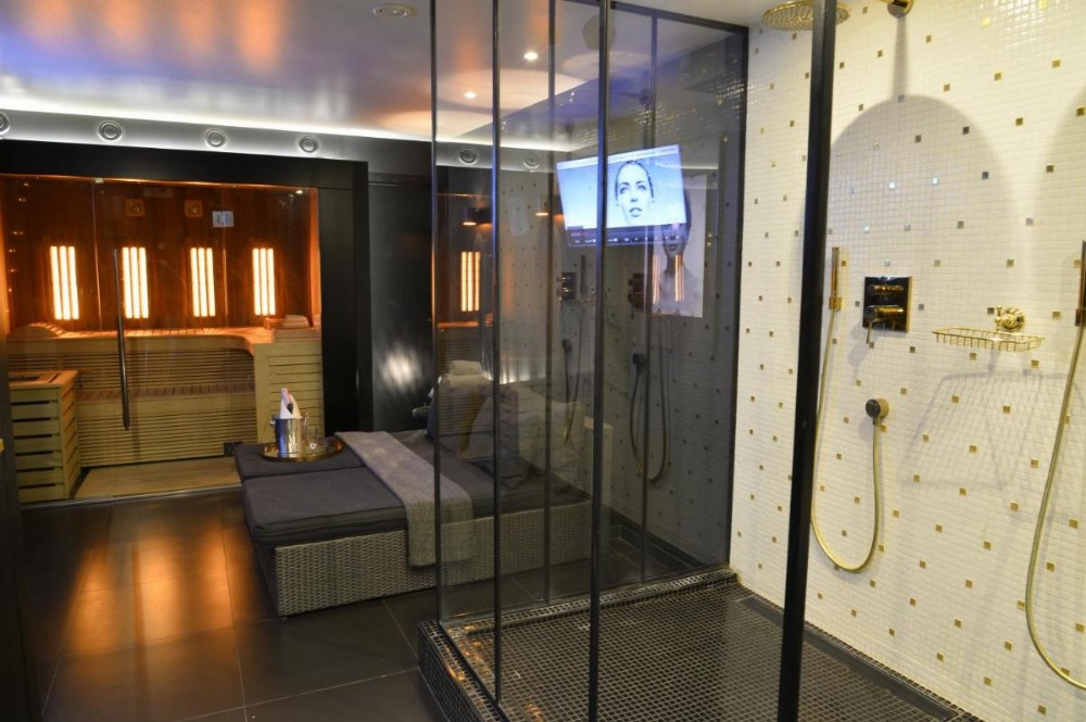 chambre avec jacuzzi sauna privatif Image 11
