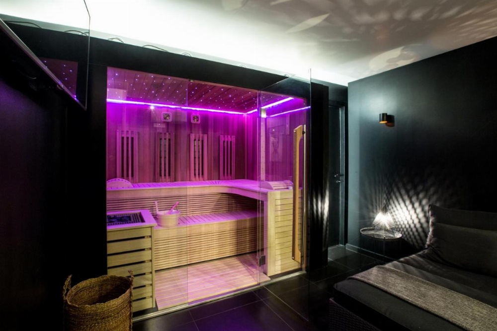 chambre avec jacuzzi sauna privatif Image 21
