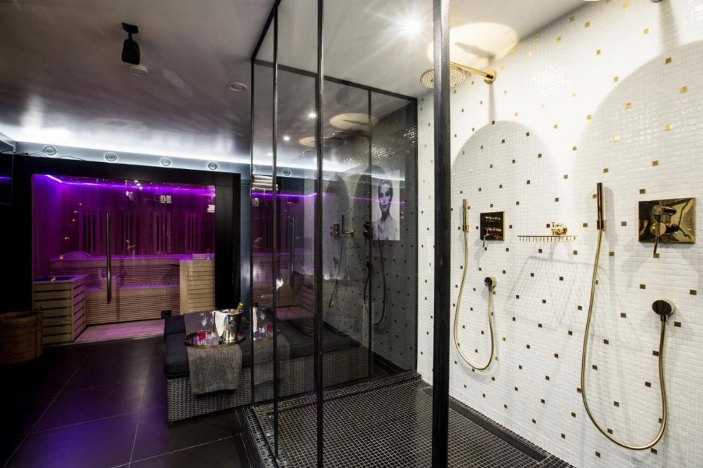 chambre avec jacuzzi sauna privatif Image 22
