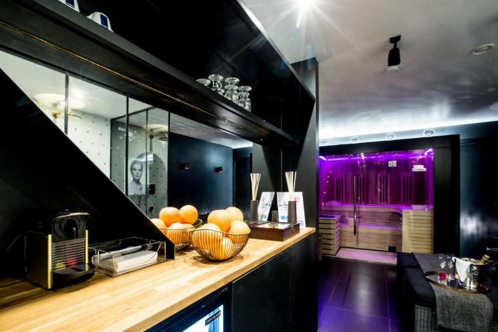 chambre avec jacuzzi sauna privatif Image 23