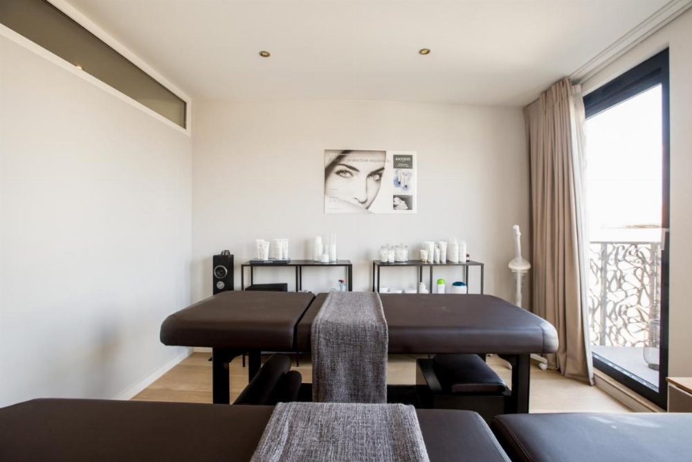 chambre avec jacuzzi sauna privatif Image 28