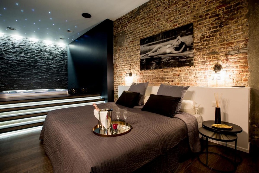 chambre avec jacuzzi sauna privatif Image 33