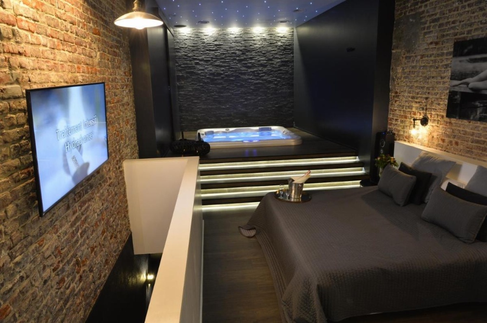 chambre avec jacuzzi sauna privatif Main image